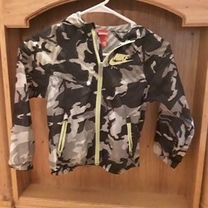 Boy's Nike wind breaker